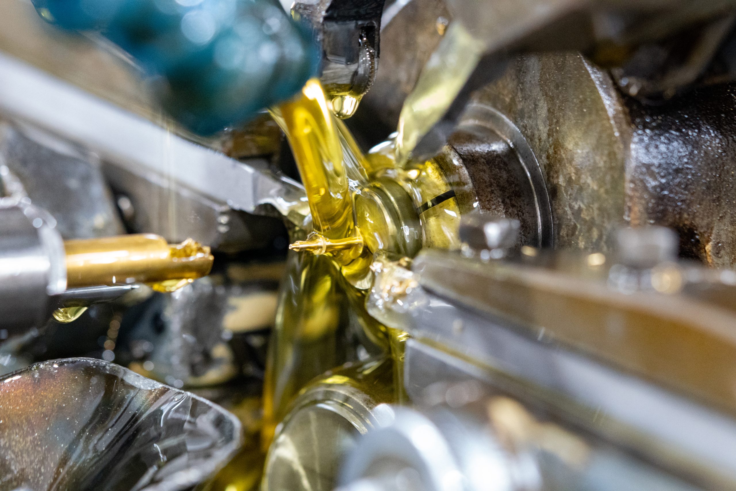 Swiss CNC machining achieving ±0.005 mm tight tolerances at AVF Decolletage.