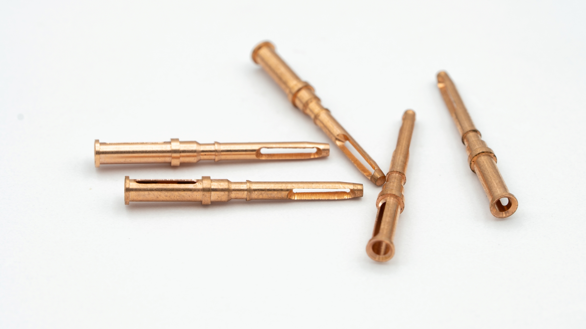 Rugged connector pins manufactured by AVF Decolletage for aerospace, marine, and energy systems.